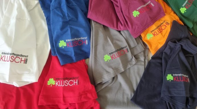 bunte T-Shirts bestickt mit Logo